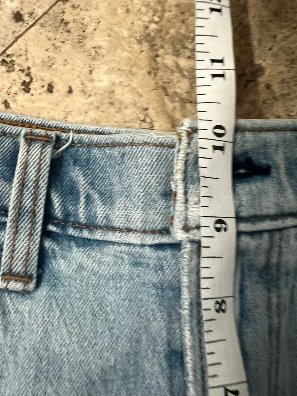 Abercrombie & Fitch The Mom Short Mid Rise size 27/4 Light Blue Distressed Denim